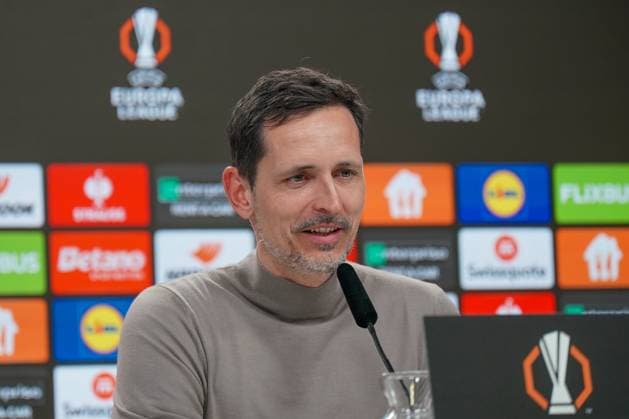 Uefa Europa League 2024 2025, Achtelfinale - Eintracht Frankfurt vs. Ajax Amsterdam - Deutsche-Bank-Park (Frankfurt, Deutschland): Dino Toppmöller Dino Toppmoeller (Trainer, Eintracht Frankfurt) Pressekonferenz Copyright: xJOERANxSTEINSIEKx