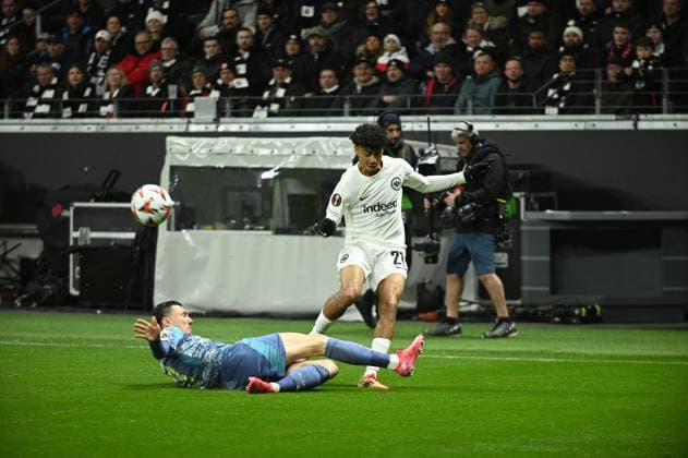 13.03.2025 Frankfurt am Main, Deutsche Bank Park UEFA Europa League 2024 2025 Eintracht Frankfurt - AFC Ajax Amsterdam Steven Berghuis (Ajax Amsterdam 23) gegen Nathaniel Brown (21, Eintracht Frankfurt) DFL DFB REGULATIONS PROHIBIT ANY USE OF PHOTOGRAPHS AS IMAGE SEQUENCES AND OR QUASI-VIDEO.