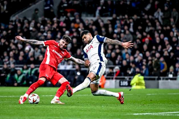 AZ Alkmaar forwarder Troy Parrott, Tottenham Hotspur defender Cristian Romero, during the match Tottenham Hotspur - AZ at the Tottenham Hotspur Stadium for the UEFA Europa League - Round of 16 - 2nd Leg season 2024-2025 in LONDON, Great Britain on 13 march 2025, (photo by Stefan Koops EYE4images DeFodi Images)