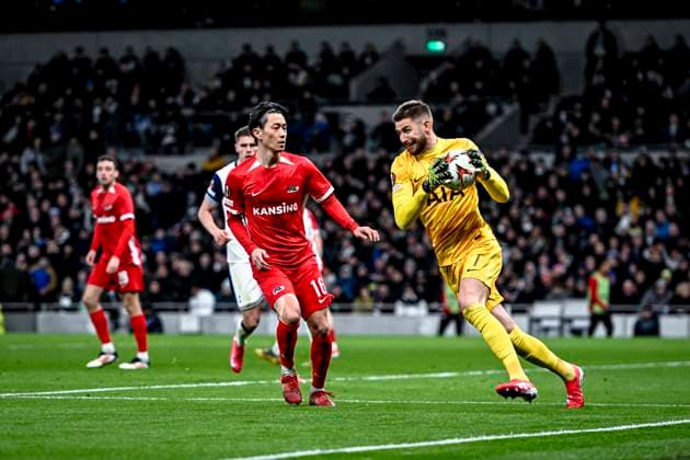 AZ Alkmaar defender Seiya Maikuma, Tottenham Hotspur goalkeeper Guglielmo Vicario, during the match Tottenham Hotspur - AZ at the Tottenham Hotspur Stadium for the UEFA Europa League - Round of 16 - 2nd Leg season 2024-2025 in LONDON, Great Britain on 13 march 2025, (photo by Stefan Koops EYE4images DeFodi Images)
