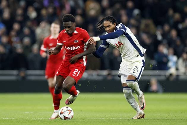 LONDON - (l-r) Ernest Poku of AZ Alkmaar, Djed Spence of Tottenham Hotspur FC during the UEFA Europa League match between Tottenham Hotspur FC and AZ Alkmaar at Tottenham Hotspur Stadium on March 13, 2025 in London, England. ANP KOEN VAN WEEL UEFA Europa League 2024 25 Round of 16 Second Leg 2024 25 xVIxANPxSportx xxANPxIVx 522290505 originalFilename: 522290505.jpg