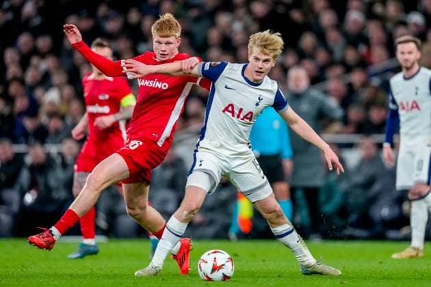 2025-03-13 Tottenham Hotspur v AZ Alkmaar - UEFA Europa League 2024 25 Round of 16 2nd Leg LONDON, ENGLAND - MARCH 13: Lucas Bergvall of Tottenham is challenged by Kees Smit of AZ Alkmaar during the UEFA Europa League 2024 25 Round of 16 2nd Leg match between Tottenham Hotspur and AZ Alkmaar at Tottenham Hotspur Stadium on March 13, 2025 in London, England. London Tottenham Hotspur Stadium England Content not available for redistribution in The Netherlands directly or indirectly through any third parties. Copyright: xEdxvanxdexPolx