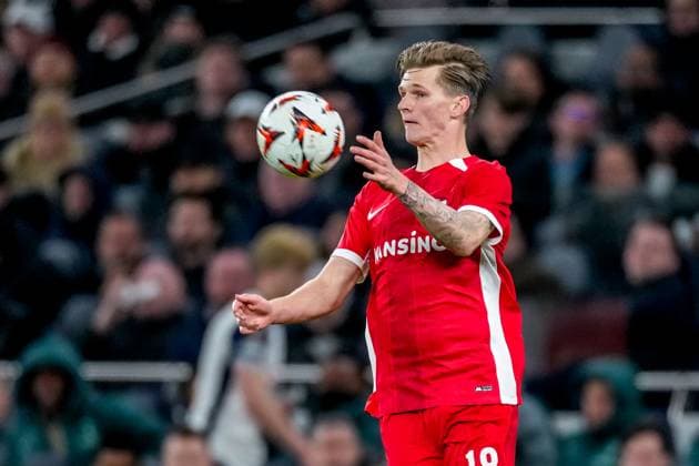2025-03-13 Tottenham Hotspur v AZ Alkmaar - UEFA Europa League 2024 25 Round of 16 2nd Leg LONDON, ENGLAND - MARCH 13: David Moller Wolfe of AZ Alkmaar controlls the ball during the UEFA Europa League 2024 25 Round of 16 2nd Leg match between Tottenham Hotspur and AZ Alkmaar at Tottenham Hotspur Stadium on March 13, 2025 in London, England. London Tottenham Hotspur Stadium England Content not available for redistribution in The Netherlands directly or indirectly through any third parties. Copyright: xEdxvanxdexPolx