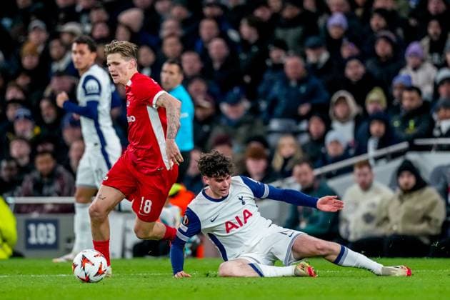 2025-03-13 Tottenham Hotspur v AZ Alkmaar - UEFA Europa League 2024 25 Round of 16 2nd Leg LONDON, ENGLAND - MARCH 13: David Moller Wolfe of AZ Alkmaar is challenged by Archie Gray of Tottenham during the UEFA Europa League 2024 25 Round of 16 2nd Leg match between Tottenham Hotspur and AZ Alkmaar at Tottenham Hotspur Stadium on March 13, 2025 in London, England. London Tottenham Hotspur Stadium England Content not available for redistribution in The Netherlands directly or indirectly through any third parties. Copyright: xEdxvanxdexPolx