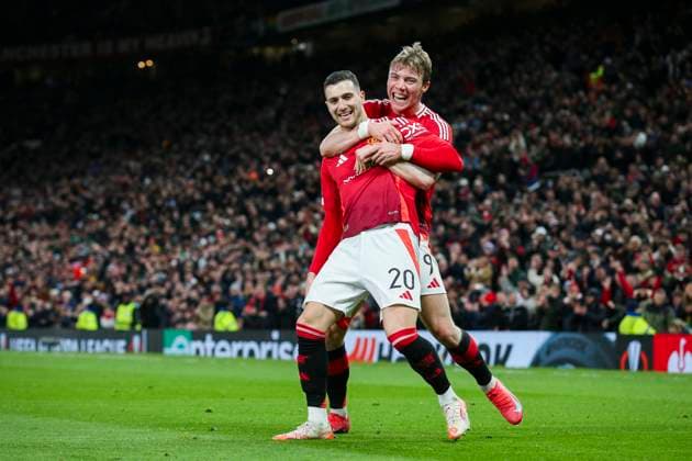 Manchester United, ManU FC v Real Sociedad Manchester United defender Diogo Dalot (20) scores a GOAL 4-1 and celebrates Manchester United forward Rasmus Hojlund (9) during the Manchester United FC v Real Sociedad UEFA Europa League Round of 16, 2nd Leg match at Old Trafford, Manchester, England, United Kingdom on 13 March 2025 Credit: Phil Duncan Every Second Media Editorial use only. All images are copyright Every Second Media Limited. No images may be reproduced without prior permission. Copyright: xIMAGO EveryxSecondxMediax ESM-1371-0052 PhilxDuncanx xEveryxSecondxMediax