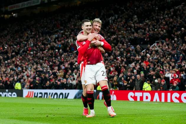 Manchester United, ManU FC v Real Sociedad Manchester United defender Diogo Dalot (20) scores a GOAL 4-1 and celebrates Manchester United forward Rasmus Hojlund (9) during the Manchester United FC v Real Sociedad UEFA Europa League Round of 16, 2nd Leg match at Old Trafford, Manchester, England, United Kingdom on 13 March 2025 Credit: Phil Duncan Every Second Media Editorial use only. All images are copyright Every Second Media Limited. No images may be reproduced without prior permission. Copyright: xIMAGO EveryxSecondxMediax ESM-1371-0054 PhilxDuncanx xEveryxSecondxMediax