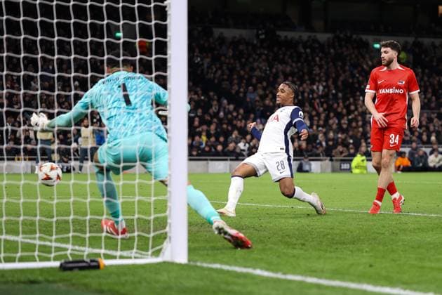 Sport Bilder des Tages Tottenham Hotspur v AZ Alkmaar 13 March 2025, London - UEFA Europa League - Round of 16 - Second Leg - Tottenham Hotspur v AZ Alkmaar - Wilson Odobert of Tottenham Hotspur scores their third goal - Photo: Jacques Feeney Offside. London UK Copyright: xJacquesxFeeneyx xOffsidexOffside