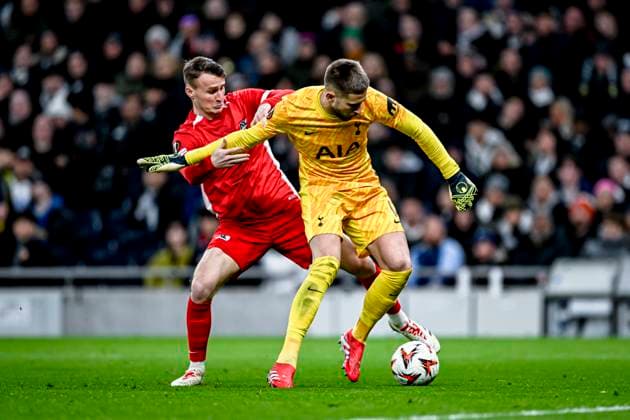AZ Alkmaar midfielder Peer Koopmeiners, Tottenham Hotspur goalkeeper Guglielmo Vicario, during the match Tottenham Hotspur - AZ at the Tottenham Hotspur Stadium for the UEFA Europa League - Round of 16 - 2nd Leg season 2024-2025 in LONDON, Great Britain on 13 march 2025, (photo by Stefan Koops EYE4images DeFodi Images)