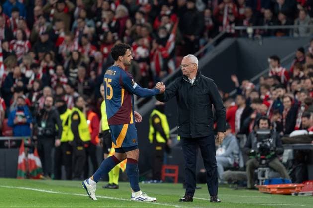 Bilbao, Spain, March 13th 2025 Mats Hummels (N15 AS Roma) saluting AS Roma head coach, Claudio Ranieri, after receiving a red card during the UEFA Europa League match between Athletic de Bilbao and AS Roma at San Mames in Bilbao, Spain (Andres Lopez Sheridan SPP) Copyright: xAndresxLopezxSheridanxx xSPPx spp-en-AnLoShSp-ATH-ROM-60