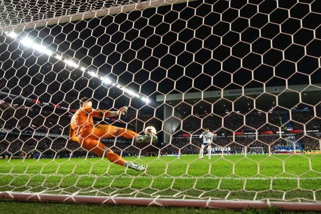 Sport Bilder des Tages Rangers goalkeeper Jack Butland saves Dusan Tadic of Fenerbahce s penalty during the Europa League last 16 match at Ibrox Stadium, Glasgow. Rangers v Fenerbahce, UEFA Europa League, Round of 16, Second Leg, Football, Ibrox Stadium, Glasgow, Scotland, UK - 13 Mar 2025 EDITORIAL USE ONLY No use with unauthorised audio, video, data, fixture lists, club league logos or live services. Online in-match use limited to 120 images, no video emulation. No use in betting, games or single club league player publications.  Copyright: xO Rourke RangersxFC Shutterstockx 15196580bk