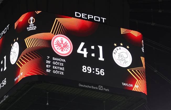 13.03.2025, Fussball UEFA Europa League, Eintracht Frankfurt - Ajax AFC Amsterdam, emonline, emspor, v.l., Videowürfel mit dem 4:1 Endstand DFL DFB REGULATIONS PROHIBIT ANY USE OF PHOTOGRAPHS AS IMAGE SEQUENCES AND OR QUASI-VIDEO. xdcx Copyright: HMBxMedia Claus