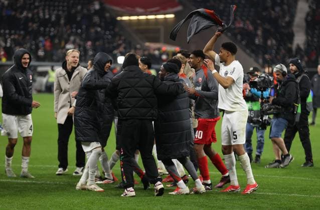 13.03.2025, Fussball UEFA Europa League, Eintracht Frankfurt - Ajax AFC Amsterdam, emonline, emspor, v.l., Eintracht-Spieler feiern mit den Fans, Aurele Amenda (Eintracht Frankfurt) DFL DFB REGULATIONS PROHIBIT ANY USE OF PHOTOGRAPHS AS IMAGE SEQUENCES AND OR QUASI-VIDEO. xdcx Copyright: HMBxMedia Claus