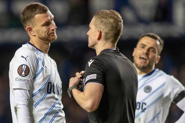 Rangers v Fenerbahce Europa League 13 03 2025. Edin DÅ¾eko of Fenerbahce tries to talk to the referee who is not moved by the protests during the Europa League 1 4 Final 2nd leg, Rangers vs Fenerbahce at Ibrox Stadium, Glasgow,Scotland, 13 03 2025. Govan Ibrox Stadium Glasgow Scotland Editorial use only , Copyright: xColinxPoultneyx PSI-21628-0106