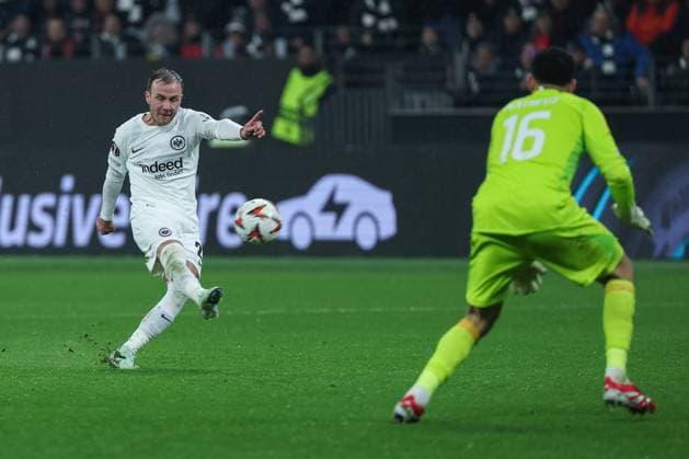 UEFA Europa League - Eintracht Frankfurt - Ajax Amsterdam am 13.03.2025 im Deutsche Bank Park in Frankfurt Mario Götze Goetze Gotze (Frankfurt 27) erzielt gegen Torwart Goalkeeper Matheus (Ajax 16) das Tor zum 4 zu 1