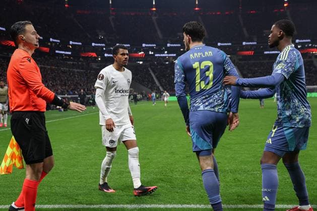 UEFA Europa League - Eintracht Frankfurt - Ajax Amsterdam am 13.03.2025 im Deutsche Bank Park in Frankfurt Ansgar Knauff (Frankfurt 36) gegen Ahmetcan Kaplan (Ajax 13) und Jorrel Hato (Ajax 4)