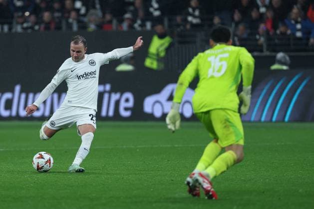 UEFA Europa League - Eintracht Frankfurt - Ajax Amsterdam am 13.03.2025 im Deutsche Bank Park in Frankfurt Mario Götze Goetze Gotze (Frankfurt 27) erzielt gegen Torwart Goalkeeper Matheus (Ajax 16) das Tor zum 4 zu 1