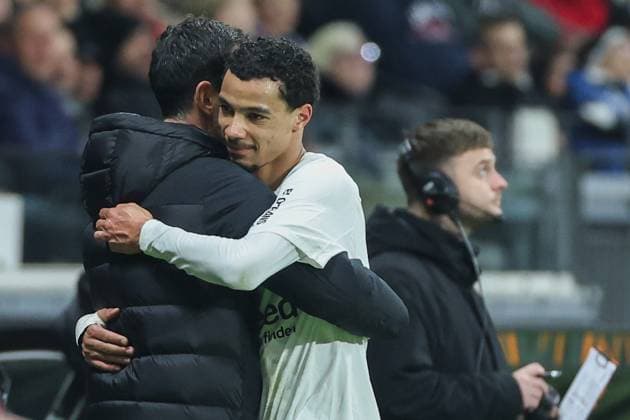 UEFA Europa League - Eintracht Frankfurt - Ajax Amsterdam am 13.03.2025 im Deutsche Bank Park in Frankfurt Trainer Dino Toppmöller Toppmoeller Toppmoller (Frankfurt) und Hugo Ekitike (Frankfurt 11) umarmen sich