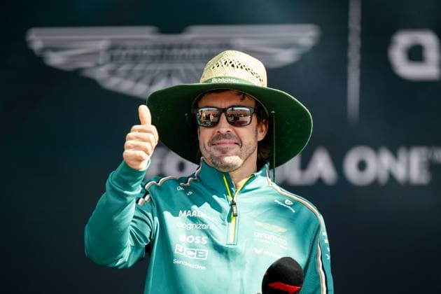 Fernando Alonso (Aston Martin Aramco F1 Team, 14) hebt beim Lakeside Fan Forum auf der Buehne zufrieden den Daumen, AUS, Formel 1 Weltmeisterschaft, Luis Vuitton Grand Prix von Australien, Albert Park Circuit Melbourne, Freies Training, Saison 2025, 14.03.2025 AUS, Formel 1 Weltmeisterschaft, Luis Vuitton Grand Prix von Australien, Albert Park Circuit Melbourne, Freies Training, Saison 2025, 14.03.2025 Melbourne Copyright: xEibner-Pressefoto Memmlerx EP_MMR