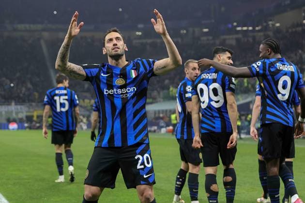 Uefa Champions League: FC Inter vs Feyenoord Italy, Milan, 2025 03 11: Hakan Calhanoglu (FC Inter) scores and celebrates the 2-1 goal at 51 during soccer game FC Inter vs Feyenoord , UCL 2024-2025, Round of 16 - 2nd Leg Milan Lombardy Italy Copyright: xFabrizioxAndreaxBertanix