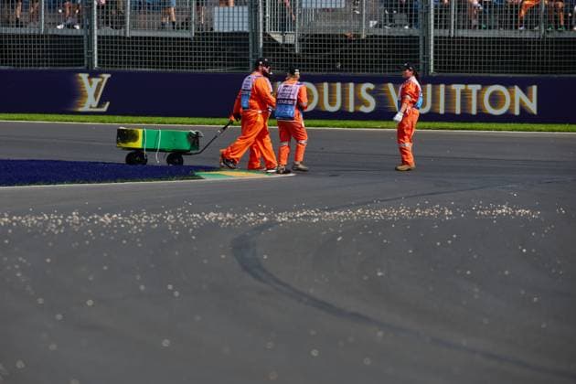 14.03.2025, xrarjax, Motorsport FIA Formel 1, Großer Preis von Australien 2025 v.l. Streckenposten reinigen die Strecke (FIA REGULATIONS PROHIBIT ANY USE OF PHOTOGRAPHS as IMAGE SEQUENCES and or QUASI-VIDEO) Melbourne
