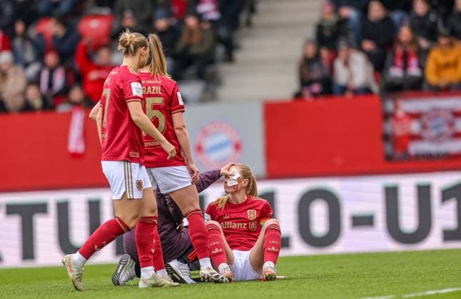 Sport Themen der Woche KW11 GER, München, FC Bayern München vs VfL Wolfsburg, Google Pixel Frauen Bundesliga, Fussball, DFB, Spielzeit 2024 2025, FC Bayern Campus, 17. Spieltag, im Bild v.l.: Glodis Viggosdottir (FC Bayern München Frauen 4) und Ena Mahmutovic (FC Bayern München Frauen 21) stoßen zusammen und müssen behandelt werden., Glodis Viggosdottir (FC Bayern München Frauen 4) blutet und muss mit Turban weiterspielen DFB DFL REGULATIONS PROHIBIT ANY USE OF PHOTOGRAPHS AS IMAGE SEQUENCES AND OR QUASI-VIDEO, 14.03.2025, *** GER, Munich, FC Bayern Munich vs VfL Wolfsburg, Google Pixel Womens Bundesliga, Football, DFB, Season 2024 2025, FC Bayern Campus, Matchday 17, in the picture from left Glodis Viggosdottir FC Bayern Munich Women 4 and Ena Mahmutovic FC Bayern Munich Women 21 collide and have to be treated , Glodis Viggosdottir FC Bayern München Frauen 4 is bleeding and has to continue playing with a turban DFB DFL REGULATIONS PROHIBIT ANY USE OF PHOTOGRAPHS AS IMAGE SEQUENCES AND OR QUASI VIDEO, 14 03 2025, Copyright: HMBxMedia HendrikxHamelau