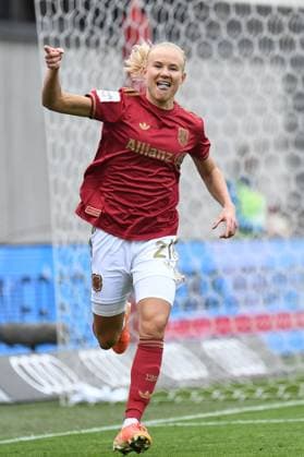 Sport Themen der Woche KW11 Sport Bilder des Tages Pernille Harder (21 Bayern) jubelt über das Tor zum 1-0 beim Google Pixel Frauen Bundesligaspiel FC Bayern München - VfL Wolfsburg am 14.03.2025 München FC Bayern Campus Bayern Deutschland *** Pernille Harder 21 Bayern celebrates the 1-0 goal during the Google Pixel Womens Bundesliga match FC Bayern Munich VfL Wolfsburg on 14 03 2025 Munich FC Bayern Campus Bayern Germany