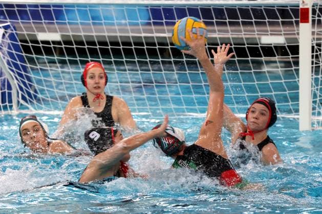 Sport Themen der Woche KW11 Sport Bilder des Tages DEU, DWV, Pokal Frauen, EsslingenSSV vs. Spandau04 , 14.03.2025, Schwimmhalle-Schoeneberg, Berlin, DEU, DWV, Pokal Frauen, EsslingenSSV vs. Spandau04 , im Bild Zsofia Hajdu (Spandau04 13), Elena Ludwig (Spandau04 9), Ira Deike (Spandau04 4), Jamie-Julique Haas (Esslingen 12) Foto: Juergen Engler nordphoto GmbH *** DEU, DWV, Cup Women, EsslingenSSV vs Spandau04 , 14 03 2025, Schwimmhalle Schoeneberg, Berlin, DEU, DWV, Cup Women, EsslingenSSV vs Spandau04 , pictured Zsofia Hajdu Spandau04 13 , Elena Ludwig Spandau04 9 , Ira Deike Spandau04 4 , Jamie Julique Haas Esslingen 12 Foto Juergen Engler nordphoto GmbH nordphotoxGmbHx xEngler nph00076