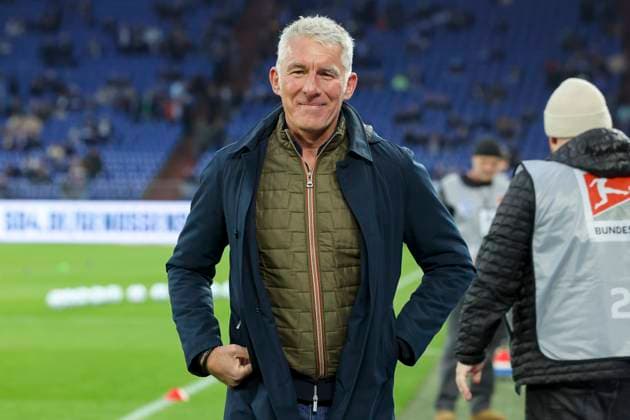 Mirko Slomka schaut, 2. Bundesliga, FC Schalke 04 vs Hannover 96, Veltins-Arena am 14. March 2025 in Gelsenkirchen, Deutschland. (Foto von Marco Steinbrenner DeFodi Images) Mirko Slomka looks on, 2. Bundesliga, FC Schalke 04 vs Hannover 96, Veltins-Arena, March 14, 2025 in Gelsenkirchen, Germany. (Photo by Marco Steinbrenner DeFodi Images) DFB DFL REGULATIONS PROHIBIT ANY USE OF PHOTOGRAPHS AS IMAGE SEQUENCES AND OR QUASI-VIDEO.