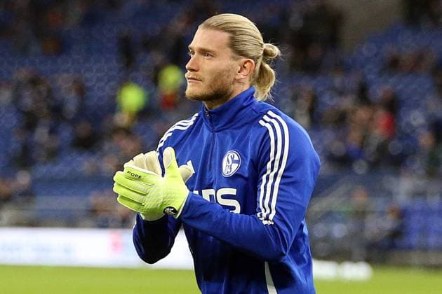 14.03.2025, xrekx, Fussball 2.Bundesliga, FC Schalke 04 - Hannover 96 v.l. Loris Karius (FC Schalke 04) Warmup warm up Aufwaermen aufwaermen vor dem Spiel bedankt bedanken sich bei den Fans, the player thanks the fans for their support (DFL DFB REGULATIONS PROHIBIT ANY USE OF PHOTOGRAPHS as IMAGE SEQUENCES and or QUASI-VIDEO) Gelsenkirchen