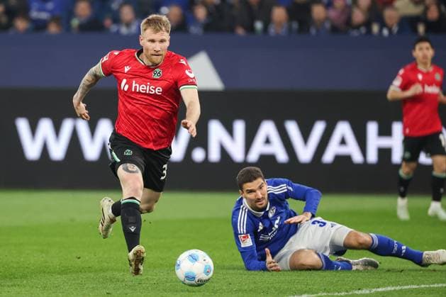 2. Bundesliga - FC Schalke 04 - Hannover 96 am 14.03.2025 in der Veltins-Arena auf Schalke Andreas Voglsammer (Hannover 32) gegen Marcin Kaminski (Schalke 35)