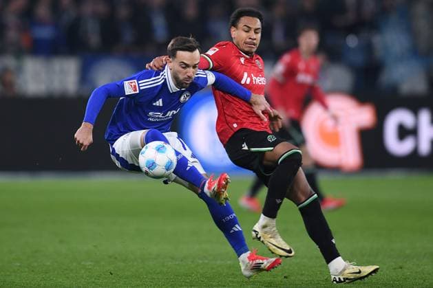Fußball 2. Bundesliga 26. Spieltag FC Schalke 04 - Hannover 96 am 14.03.2025 in der Veltins Arena in Gelsenkirchen Kenan Karaman ( Schalke ), links - Monju Thaddäus Momuluh ( Hannover ), rechts DFL regulations prohibit any use of photographs as image sequences and or quasi-video.