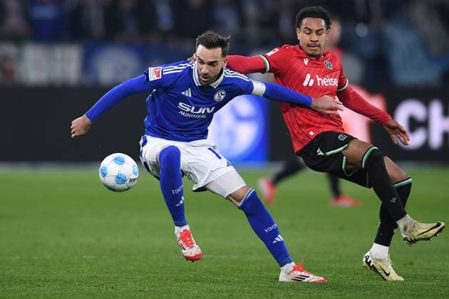 Sport Themen der Woche KW11 Sport Bilder des Tages Fußball 2. Bundesliga 26. Spieltag FC Schalke 04 - Hannover 96 am 14.03.2025 in der Veltins Arena in Gelsenkirchen Kenan Karaman ( Schalke ), links - Monju Thaddäus Momuluh ( Hannover ), rechts DFL regulations prohibit any use of photographs as image sequences and or quasi-video. *** Soccer 2 Bundesliga 26 Matchday FC Schalke 04 Hannover 96 on 14 03 2025 at the Veltins Arena in Gelsenkirchen Kenan Karaman Schalke , left Monju Thaddäus Momuluh Hannover , right DFL regulations prohibit any use of photographs as image sequences and or quasi video xRx