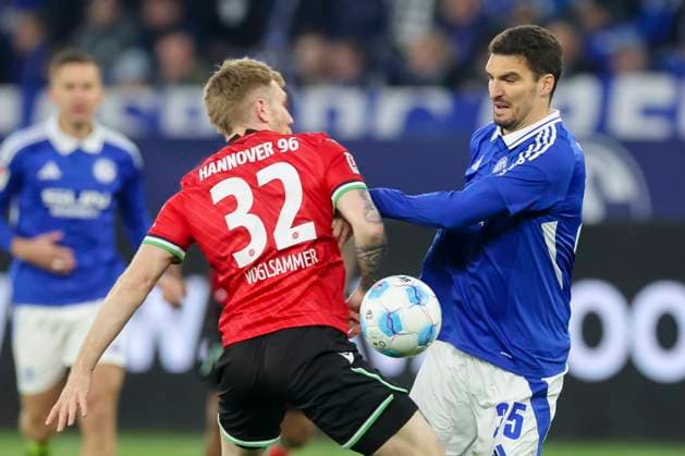 Andreas Voglsammer (Hannover 96) und Marcin Kaminski (FC Schalke 04) kaempfen um den Ball, 2. Bundesliga, FC Schalke 04 vs Hannover 96, Veltins-Arena am 14. March 2025 in Gelsenkirchen, Deutschland. (Foto von Marco Steinbrenner DeFodi Images) Andreas Voglsammer (Hannover 96) und Marcin Kaminski (FC Schalke 04) battle for the ball, 2. Bundesliga, FC Schalke 04 vs Hannover 96, Veltins-Arena, March 14, 2025 in Gelsenkirchen, Germany. (Photo by Marco Steinbrenner DeFodi Images) DFB DFL REGULATIONS PROHIBIT ANY USE OF PHOTOGRAPHS AS IMAGE SEQUENCES AND OR QUASI-VIDEO.