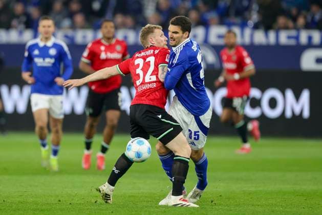 Andreas Voglsammer (Hannover 96) und Marcin Kaminski (FC Schalke 04) kaempfen um den Ball, 2. Bundesliga, FC Schalke 04 vs Hannover 96, Veltins-Arena am 14. March 2025 in Gelsenkirchen, Deutschland. (Foto von Marco Steinbrenner DeFodi Images) Andreas Voglsammer (Hannover 96) und Marcin Kaminski (FC Schalke 04) battle for the ball, 2. Bundesliga, FC Schalke 04 vs Hannover 96, Veltins-Arena, March 14, 2025 in Gelsenkirchen, Germany. (Photo by Marco Steinbrenner DeFodi Images) DFB DFL REGULATIONS PROHIBIT ANY USE OF PHOTOGRAPHS AS IMAGE SEQUENCES AND OR QUASI-VIDEO.