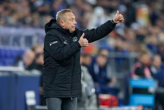 Trainer Andre Breitenreiter (Hannover 96) gestikuliert, 2. Bundesliga, FC Schalke 04 vs Hannover 96, Veltins-Arena am 14. March 2025 in Gelsenkirchen, Deutschland. (Foto von Marco Steinbrenner DeFodi Images) Trainer Andre Breitenreiter (Hannover 96) gestures, 2. Bundesliga, FC Schalke 04 vs Hannover 96, Veltins-Arena, March 14, 2025 in Gelsenkirchen, Germany. (Photo by Marco Steinbrenner DeFodi Images) DFB DFL REGULATIONS PROHIBIT ANY USE OF PHOTOGRAPHS AS IMAGE SEQUENCES AND OR QUASI-VIDEO.