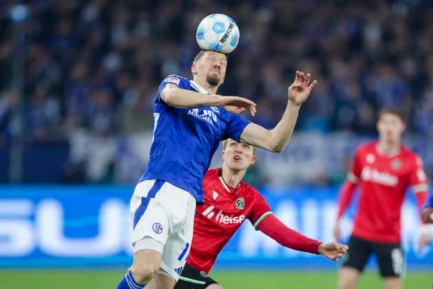 Janik Bachmann (FC Schalke 04) und Fabian Kunze (Hannover 96) kaempfen um den Ball, 2. Bundesliga, FC Schalke 04 vs Hannover 96, Veltins-Arena am 14. March 2025 in Gelsenkirchen, Deutschland. (Foto von Marco Steinbrenner DeFodi Images) Janik Bachmann (FC Schalke 04) und Fabian Kunze (Hannover 96) battle for the ball, 2. Bundesliga, FC Schalke 04 vs Hannover 96, Veltins-Arena, March 14, 2025 in Gelsenkirchen, Germany. (Photo by Marco Steinbrenner DeFodi Images) DFB DFL REGULATIONS PROHIBIT ANY USE OF PHOTOGRAPHS AS IMAGE SEQUENCES AND OR QUASI-VIDEO.