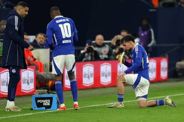 Fußball, 2. Bundesliga: FC Schalke 04 - Hannover 96, 26. Spieltag, Veltins Arena, Pape Meissa Ba (FC Schalke 04) und Mehmet Can Aydin (FC Schalke 04) nehmen Nahrung zu sich Zwischen dem Beginn der Morgendämmerung und dem Sonnenuntergang. DFB DFL REGULATIONS PROHIBIT ANY USE OF PHOTOGRAPHS AS IMAGE SEQUENCES AND OR QUASI-VIDEO.
