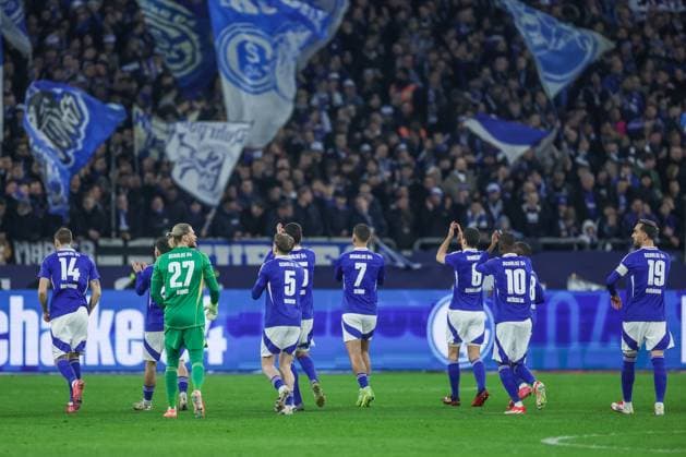 14.03.2025, Fussball, Saison 2024 2025, 2. Bundesliga, 26. Spieltag, FC Schalke 04 - Hannover 96, Mannschaft des S04 läuft zu den Fans. Gelsenkirchen Veltins Arena NRW Deutschland xRHR-FOTO TRx