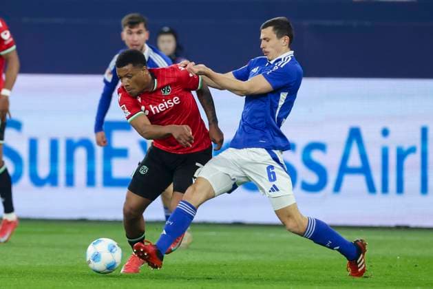 Jessic Ngankam (Hannover 96) und Ron Schallenberg (FC Schalke 04) kaempfen um den Ball, 2. Bundesliga, FC Schalke 04 vs Hannover 96, Veltins-Arena am 14. March 2025 in Gelsenkirchen, Deutschland. (Foto von Marco Steinbrenner DeFodi Images) Jessic Ngankam (Hannover 96) und Ron Schallenberg (FC Schalke 04) battle for the ball, 2. Bundesliga, FC Schalke 04 vs Hannover 96, Veltins-Arena, March 14, 2025 in Gelsenkirchen, Germany. (Photo by Marco Steinbrenner DeFodi Images) DFB DFL REGULATIONS PROHIBIT ANY USE OF PHOTOGRAPHS AS IMAGE SEQUENCES AND OR QUASI-VIDEO.