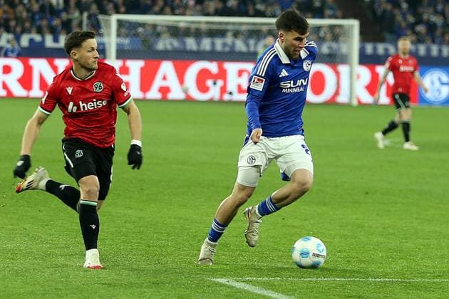 14.03.2025, xrekx, Fussball 2.Bundesliga, FC Schalke 04 - Hannover 96 v.l. Enzo Leopold (Hannover 96) Mehmet AydÄ±n (FC Schalke 04) (DFL DFB REGULATIONS PROHIBIT ANY USE OF PHOTOGRAPHS as IMAGE SEQUENCES and or QUASI-VIDEO) Gelsenkirchen
