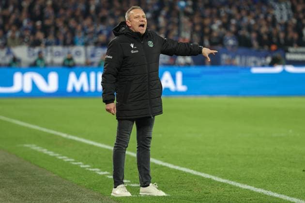2. Bundesliga - FC Schalke 04 - Hannover 96 am 14.03.2025 in der Veltins-Arena auf Schalke Trainer Andre Breitenreiter (Hannover) gestikuliert