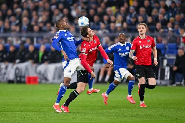 14.03.2025, Fussball, 2. Bundesliga, 26. Spieltag Saison 2024 2025, FC Schalke 04 - Hannover 96, Pape Meissa Ba (FC Schalke 04), Phil Neumann (Hannover 96) xRHR-FOTO TKx