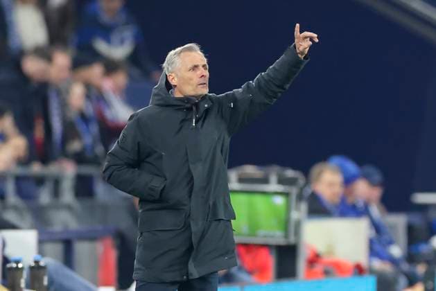 Trainer Kees van Wonderen (FC Schalke 04) gestikuliert, 2. Bundesliga, FC Schalke 04 vs Hannover 96, Veltins-Arena am 14. March 2025 in Gelsenkirchen, Deutschland. (Foto von Marco Steinbrenner DeFodi Images) Trainer Kees van Wonderen (FC Schalke 04) gestures, 2. Bundesliga, FC Schalke 04 vs Hannover 96, Veltins-Arena, March 14, 2025 in Gelsenkirchen, Germany. (Photo by Marco Steinbrenner DeFodi Images) DFB DFL REGULATIONS PROHIBIT ANY USE OF PHOTOGRAPHS AS IMAGE SEQUENCES AND OR QUASI-VIDEO.
