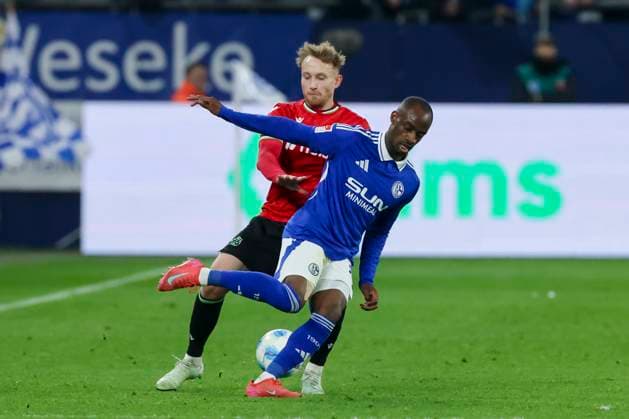 Jannik Dehm (Hannover 96) und Christopher Antwi-Adjei (FC Schalke 04) kaempfen um den Ball, 2. Bundesliga, FC Schalke 04 vs Hannover 96, Veltins-Arena am 14. March 2025 in Gelsenkirchen, Deutschland. (Foto von Marco Steinbrenner DeFodi Images) Jannik Dehm (Hannover 96) und Christopher Antwi-Adjei (FC Schalke 04) battle for the ball, 2. Bundesliga, FC Schalke 04 vs Hannover 96, Veltins-Arena, March 14, 2025 in Gelsenkirchen, Germany. (Photo by Marco Steinbrenner DeFodi Images) DFB DFL REGULATIONS PROHIBIT ANY USE OF PHOTOGRAPHS AS IMAGE SEQUENCES AND OR QUASI-VIDEO.