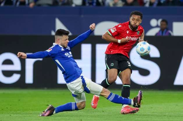Adrian Gantenbein (FC Schalke 04) und Brooklyn Ezeh (Hannover 96) kaempfen um den Ball, 2. Bundesliga, FC Schalke 04 vs Hannover 96, Veltins-Arena am 14. March 2025 in Gelsenkirchen, Deutschland. (Foto von Marco Steinbrenner DeFodi Images) Adrian Gantenbein (FC Schalke 04) und Brooklyn Ezeh (Hannover 96) battle for the ball, 2. Bundesliga, FC Schalke 04 vs Hannover 96, Veltins-Arena, March 14, 2025 in Gelsenkirchen, Germany. (Photo by Marco Steinbrenner DeFodi Images) DFB DFL REGULATIONS PROHIBIT ANY USE OF PHOTOGRAPHS AS IMAGE SEQUENCES AND OR QUASI-VIDEO.