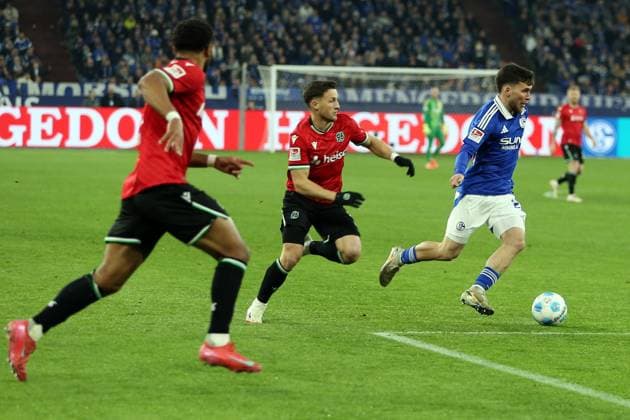 14.03.2025, xrekx, Fussball 2.Bundesliga, FC Schalke 04 - Hannover 96 v.l. Enzo Leopold (Hannover 96) Mehmet AydÄ±n (FC Schalke 04) (DFL DFB REGULATIONS PROHIBIT ANY USE OF PHOTOGRAPHS as IMAGE SEQUENCES and or QUASI-VIDEO) Gelsenkirchen