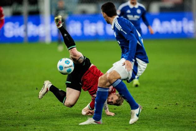RECORD DATE NOT STATED 2. Fussball Bundesliga: FC Schalke 04 - Hannover 96; 14.03.2025 Andreas Voglsammer (Hannover 96, 32) versucht im Abrollen die Ballannahme noch zu retten, Marcin Kaminski (FC Schalke 04, 35) 2. Fussball Bundesliga: FC Schalke 04 - Hannover 96; Gelsenkirchen, VELTINS-Arena am 14.03.2025 DFL REGULATIONS PROHIBIT ANY USE OF PHOTOGRAPHS AS IMAGE SEQUENCES AND OR QUASI-VIDEO.