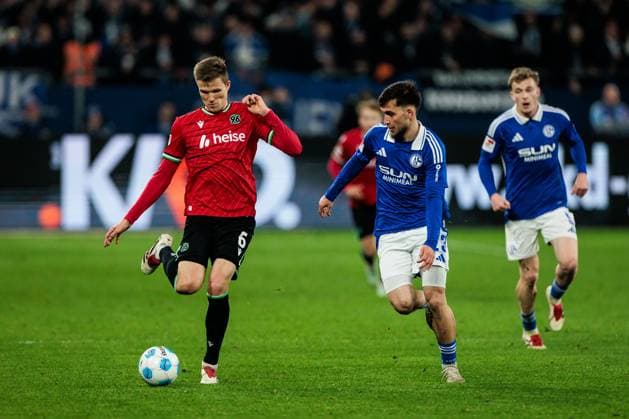 RECORD DATE NOT STATED 2. Fussball Bundesliga: FC Schalke 04 - Hannover 96; 14.03.2025 Zweikampf Fabian Kunze (Hannover 96, 6), Mehmen Can Aydin (Schalke 04, 23) 2. Fussball Bundesliga: FC Schalke 04 - Hannover 96; Gelsenkirchen, VELTINS-Arena am 14.03.2025 DFL REGULATIONS PROHIBIT ANY USE OF PHOTOGRAPHS AS IMAGE SEQUENCES AND OR QUASI-VIDEO.