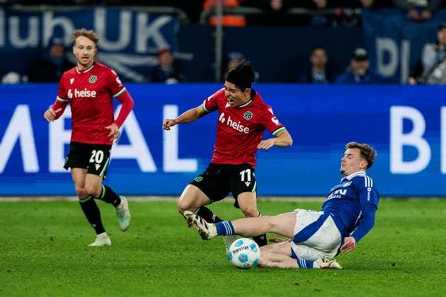 RECORD DATE NOT STATED 2. Fussball Bundesliga: FC Schalke 04 - Hannover 96; 14.03.2025 Zweikampf Hyunju Lee (Hannover 96, 11), Derry John Murkin (FC Schalke 04, 5) 2. Fussball Bundesliga: FC Schalke 04 - Hannover 96; Gelsenkirchen, VELTINS-Arena am 14.03.2025 DFL REGULATIONS PROHIBIT ANY USE OF PHOTOGRAPHS AS IMAGE SEQUENCES AND OR QUASI-VIDEO.