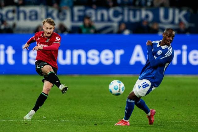 RECORD DATE NOT STATED 2. Fussball Bundesliga: FC Schalke 04 - Hannover 96; 14.03.2025 Zweikampf Jannik Dehm (Hannover 96, 20), Christopher Antwi-Adjei (FC Schalke 04, 18) 2. Fussball Bundesliga: FC Schalke 04 - Hannover 96; Gelsenkirchen, VELTINS-Arena am 14.03.2025 DFL REGULATIONS PROHIBIT ANY USE OF PHOTOGRAPHS AS IMAGE SEQUENCES AND OR QUASI-VIDEO.